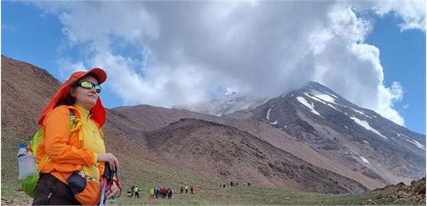 صعود پرسنل دانشکده پزشکی خانم شکوفه طاهری به قله دماوند