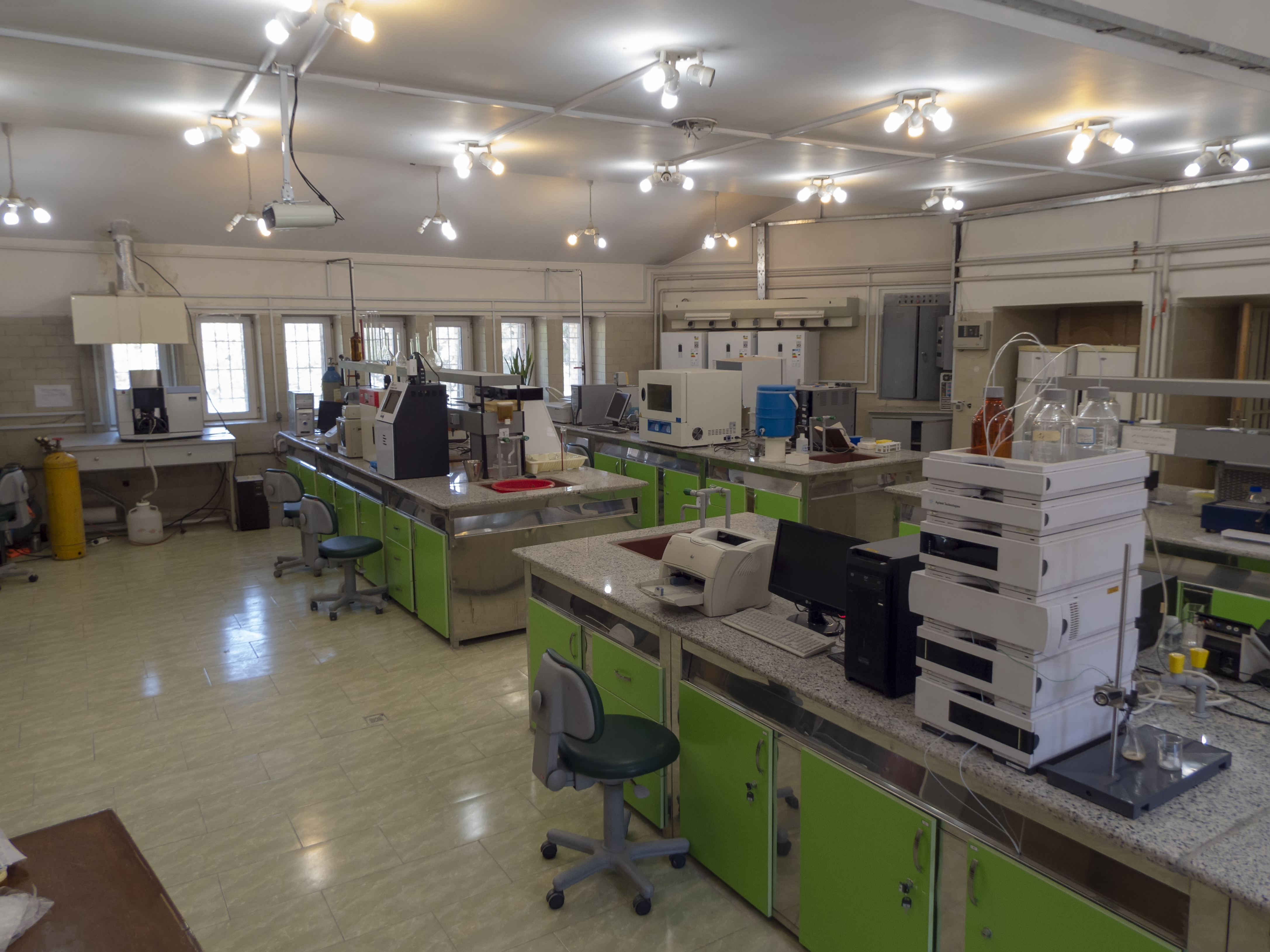 آزمایشگاهها و تجهیزات بیوشیمی